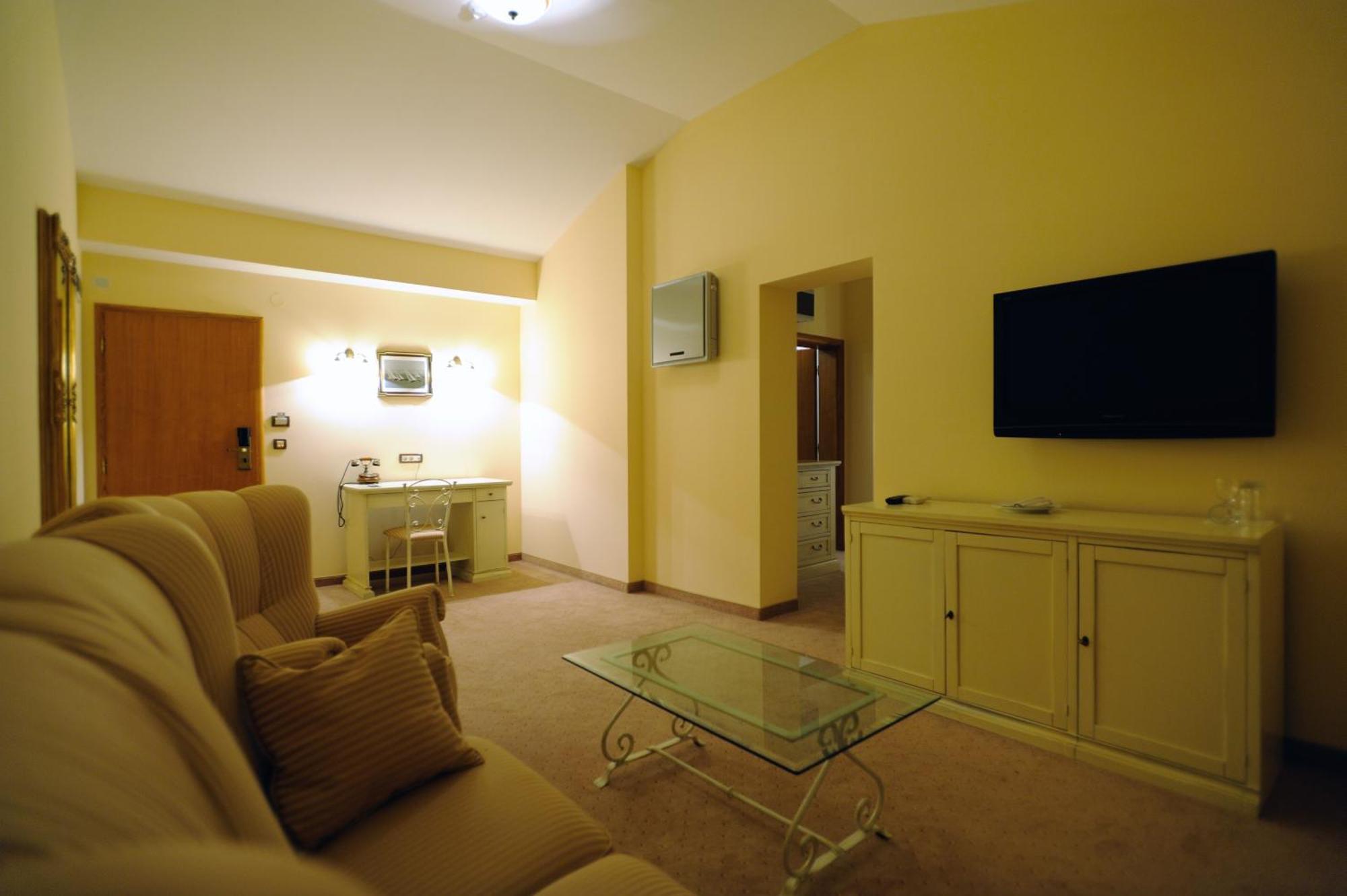 Hotel Solitudo Uble Bagian luar foto