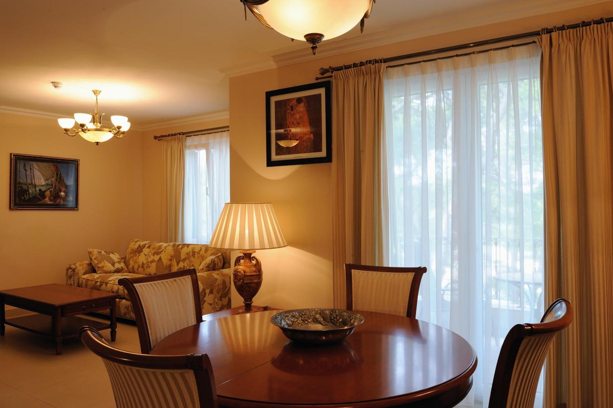 Hotel Solitudo Uble Bagian luar foto