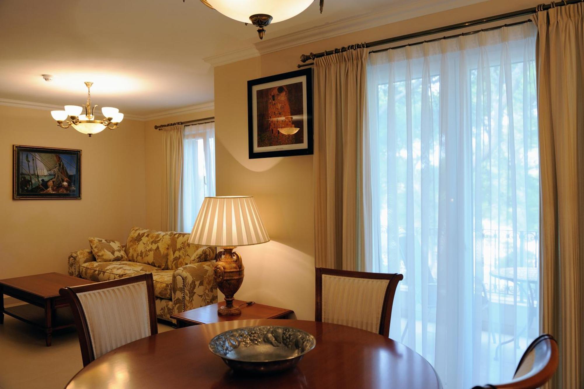 Hotel Solitudo Uble Bagian luar foto