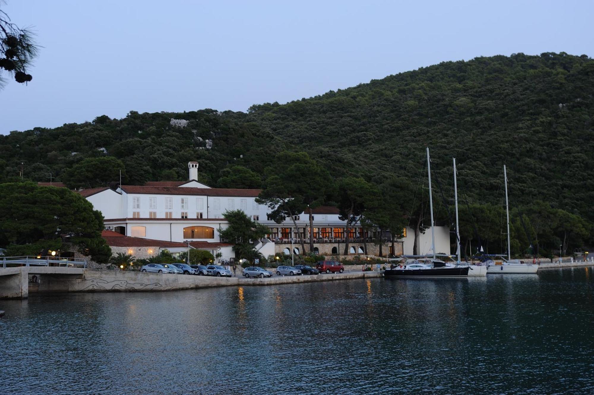 Hotel Solitudo Uble Bagian luar foto