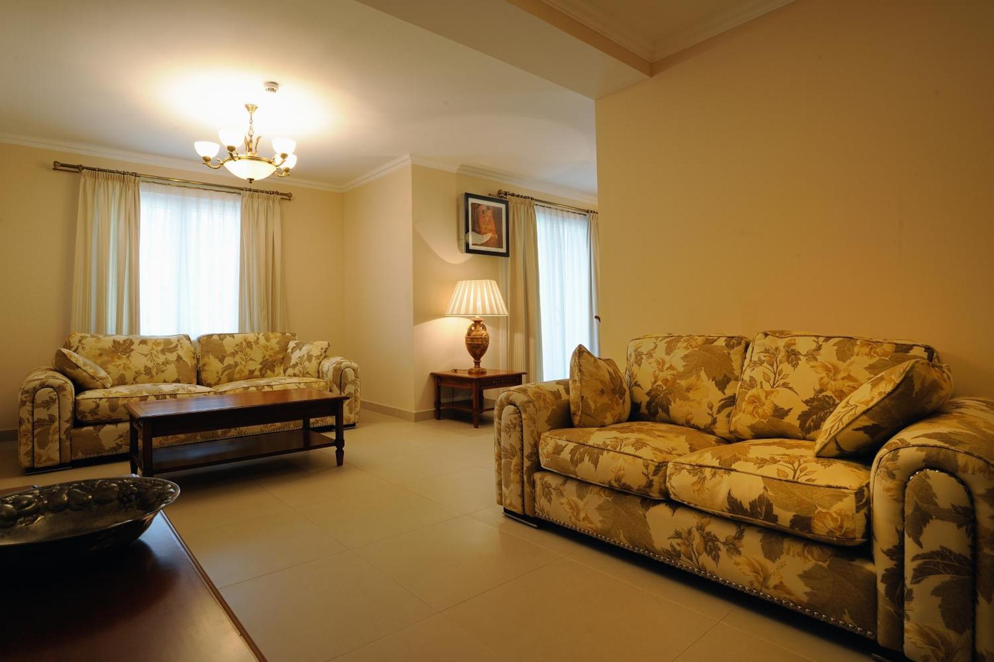 Hotel Solitudo Uble Bagian luar foto