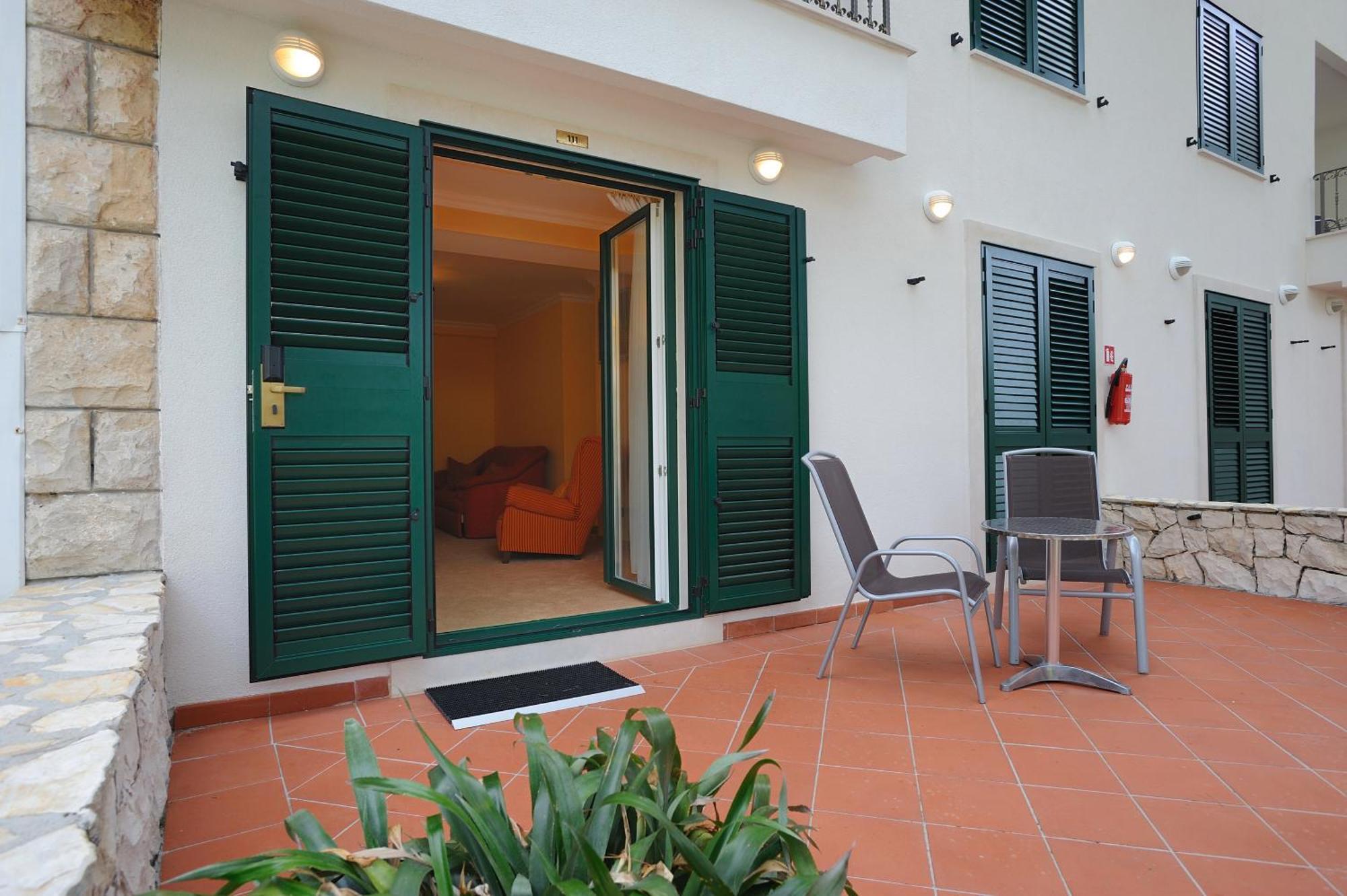 Hotel Solitudo Uble Bagian luar foto