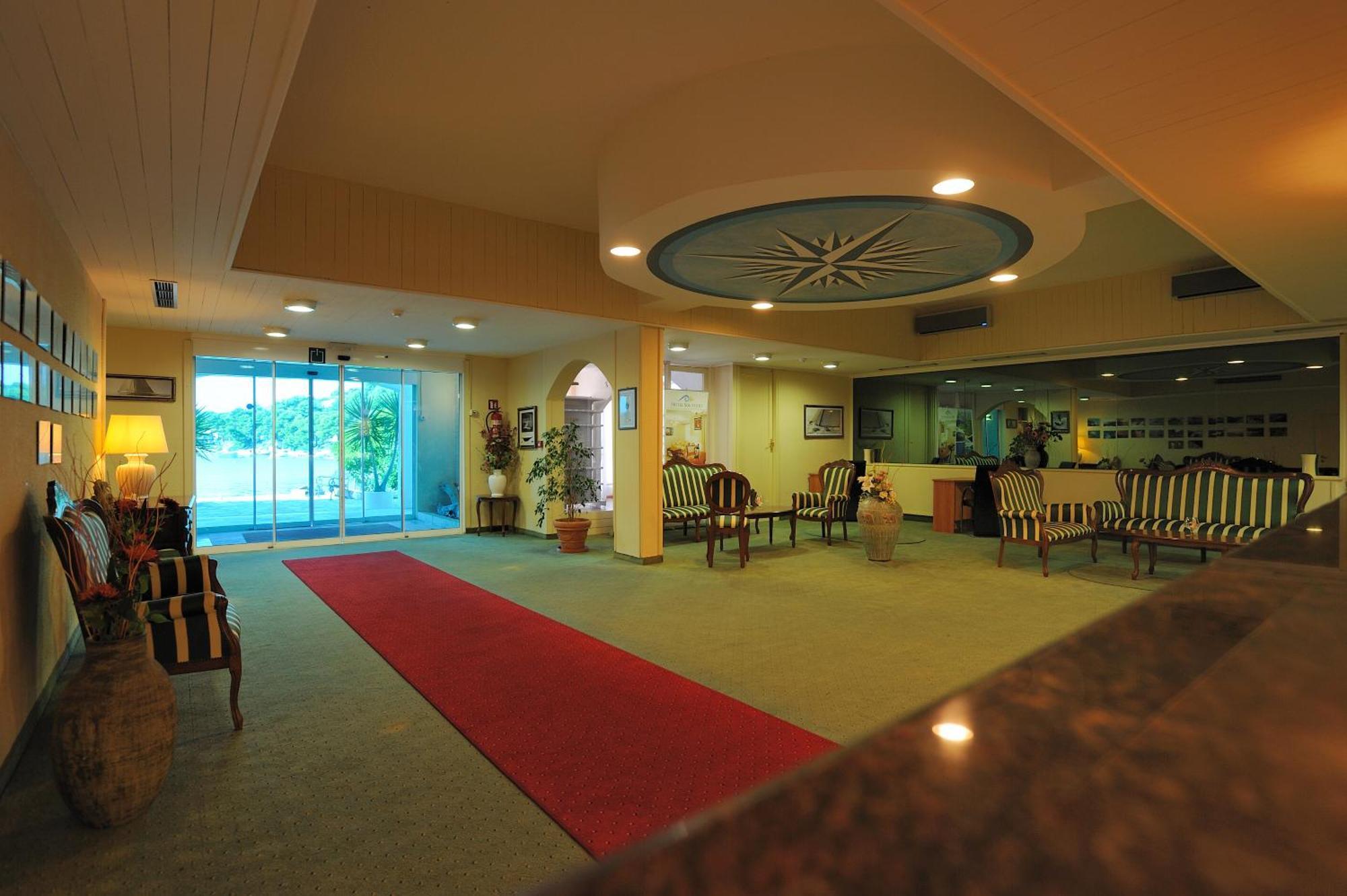 Hotel Solitudo Uble Bagian luar foto