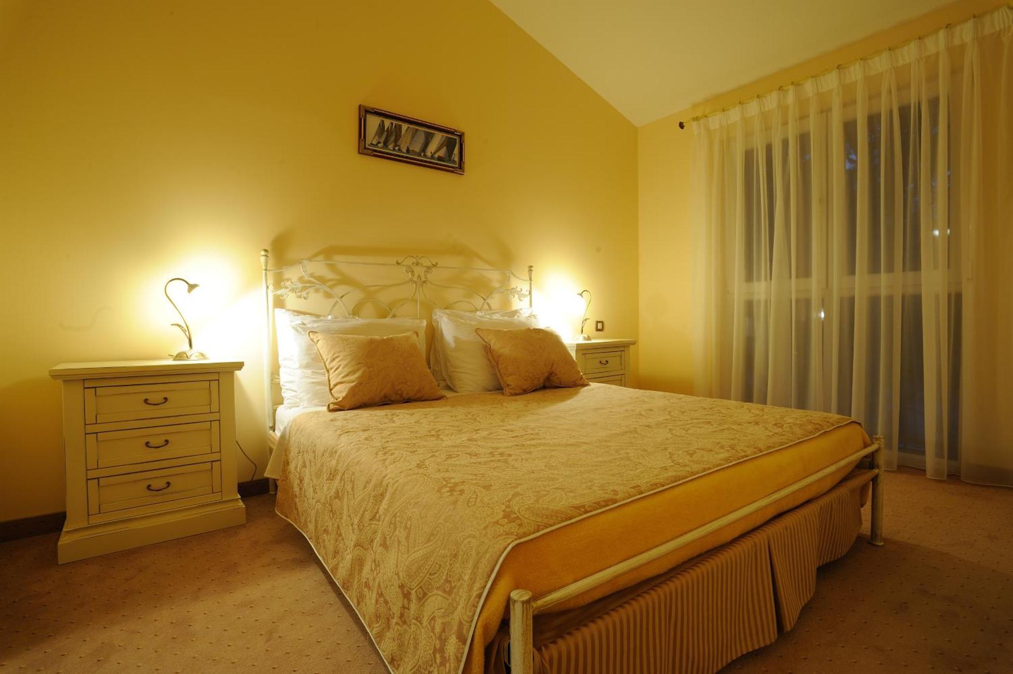 Hotel Solitudo Uble Bagian luar foto