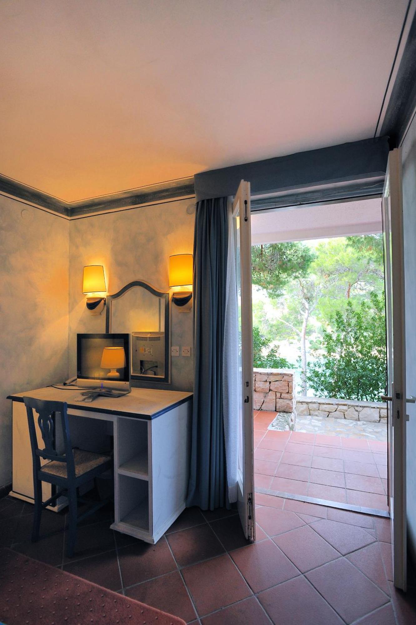 Hotel Solitudo Uble Bagian luar foto