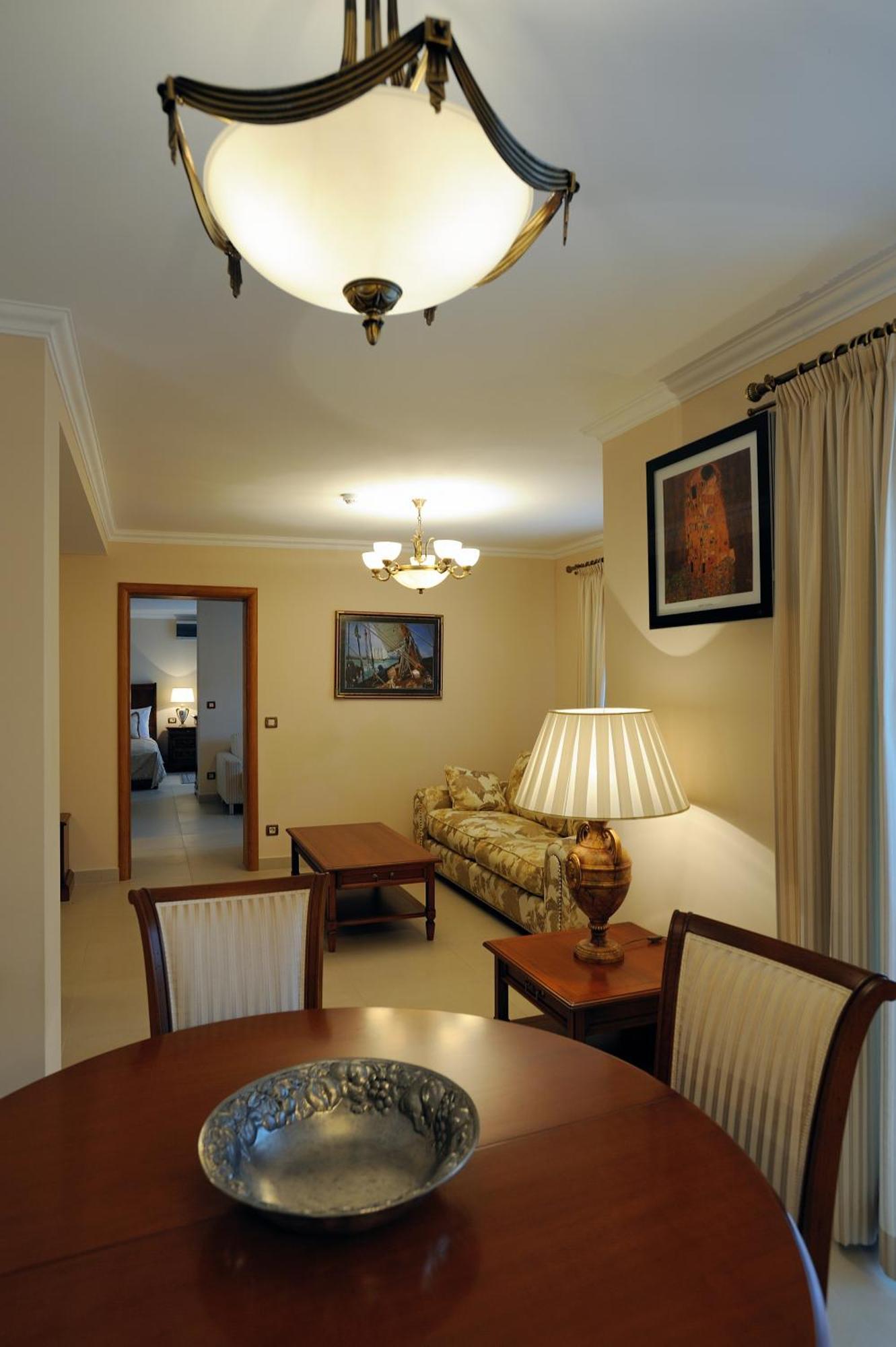Hotel Solitudo Uble Bagian luar foto