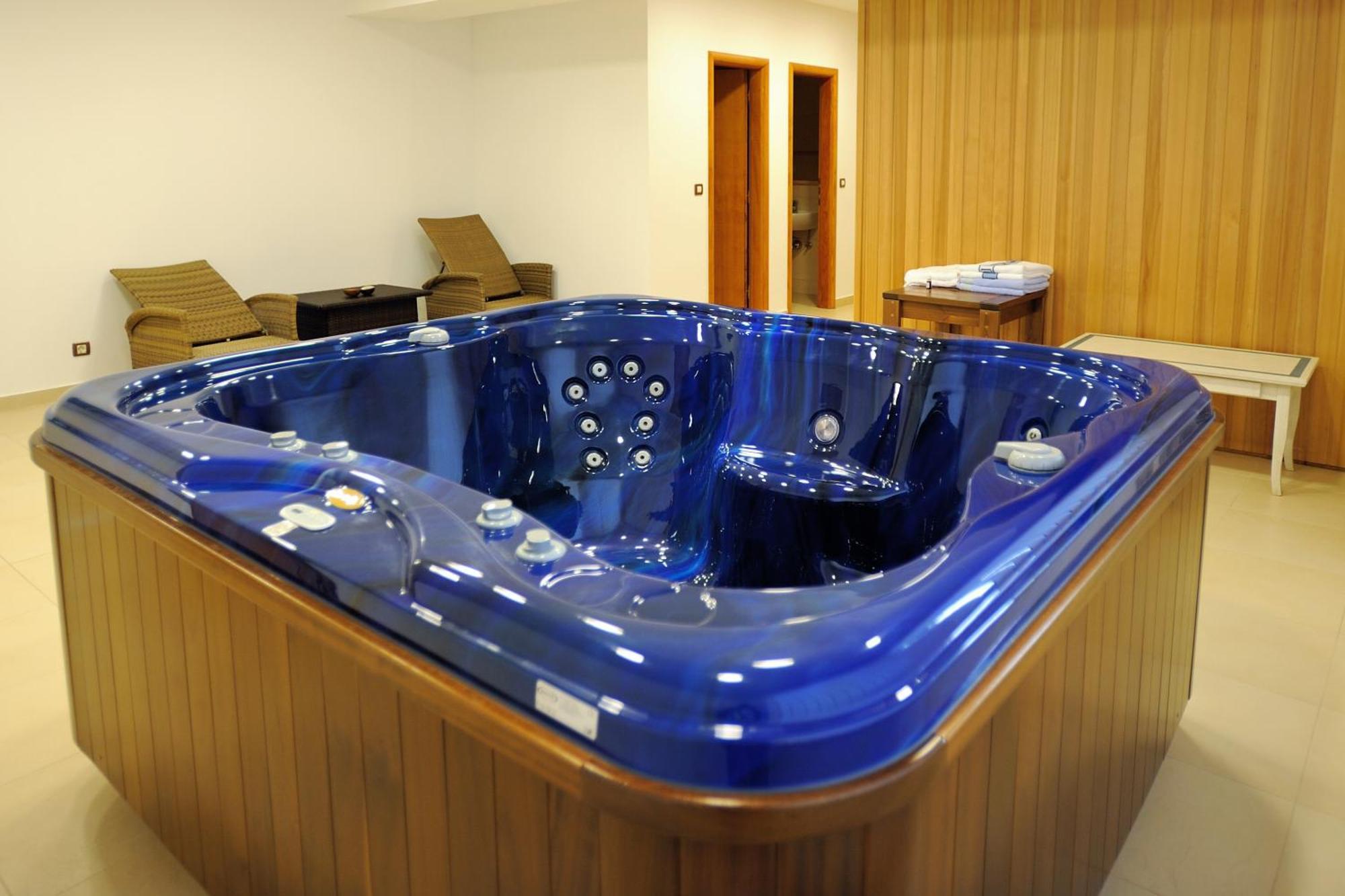 Hotel Solitudo Uble Bagian luar foto