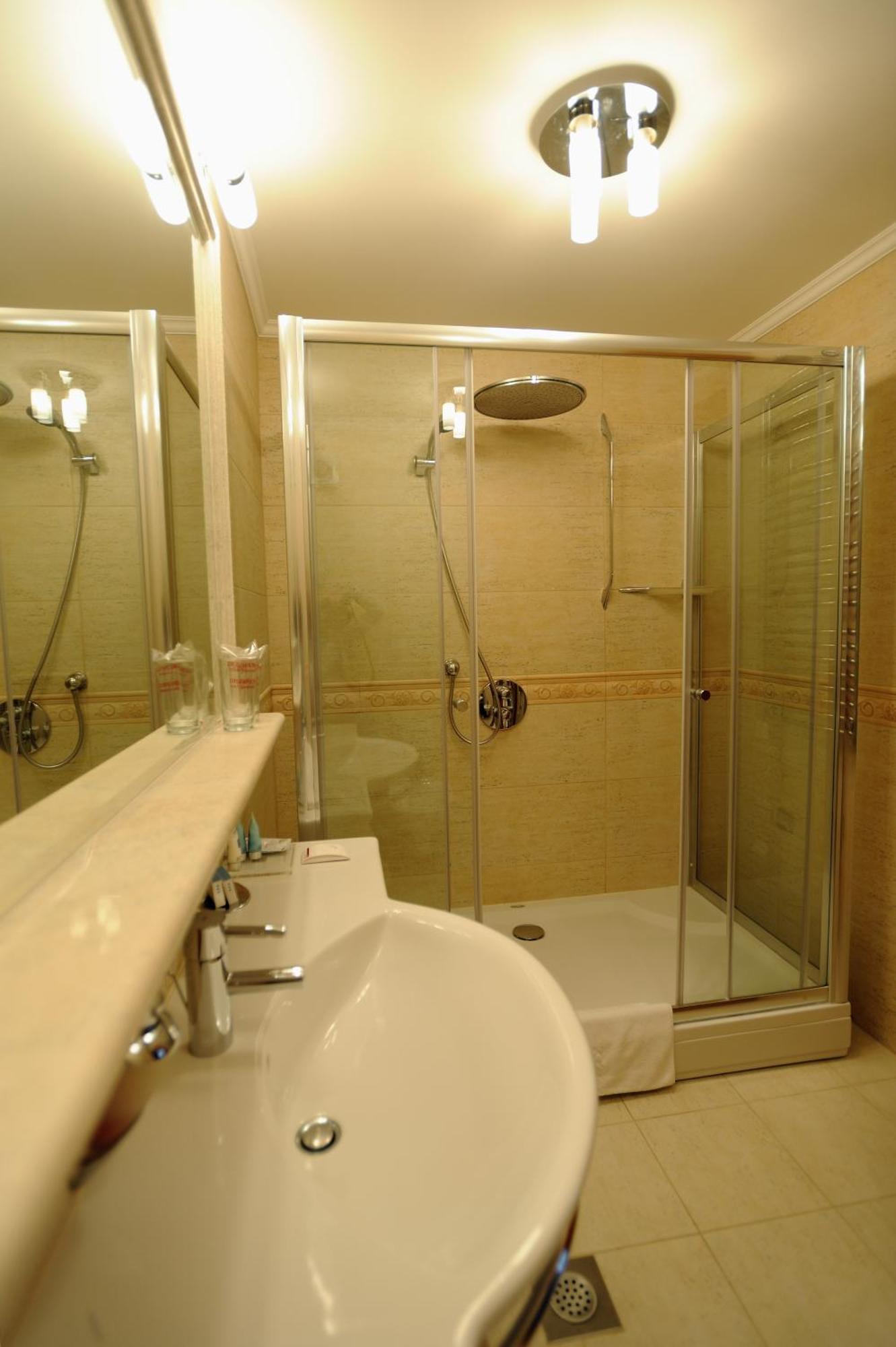 Hotel Solitudo Uble Bagian luar foto