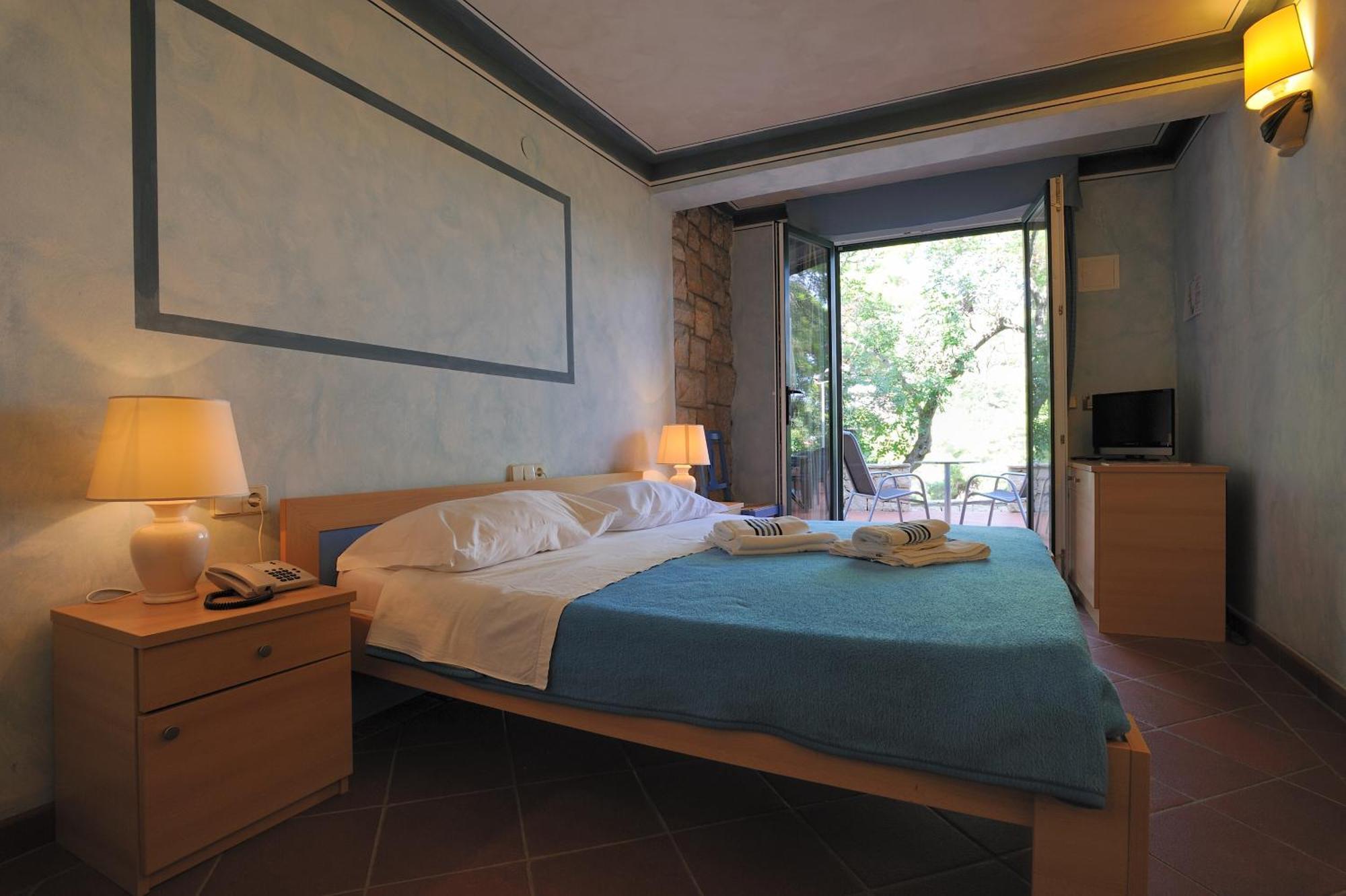 Hotel Solitudo Uble Bagian luar foto