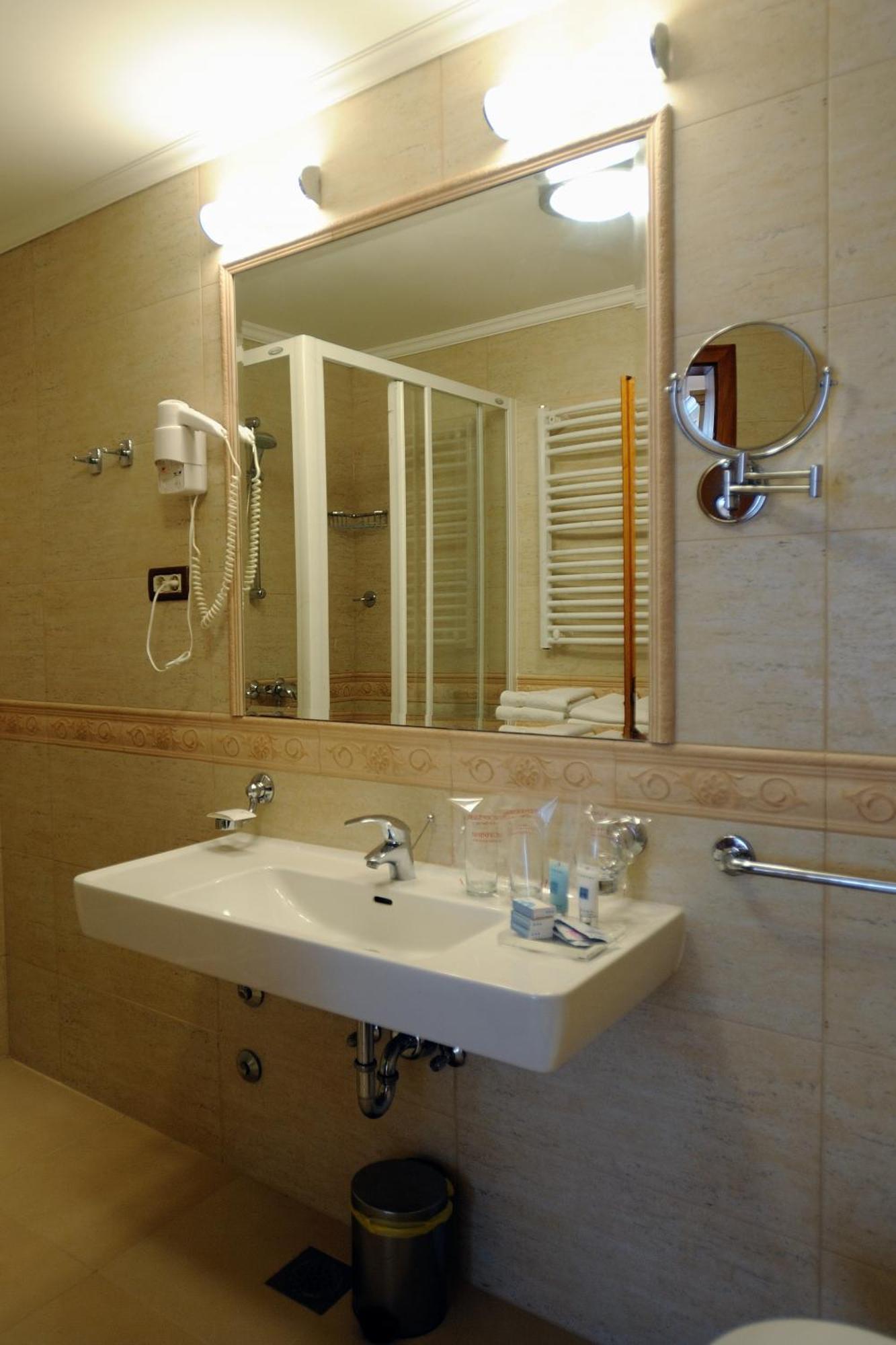 Hotel Solitudo Uble Bagian luar foto