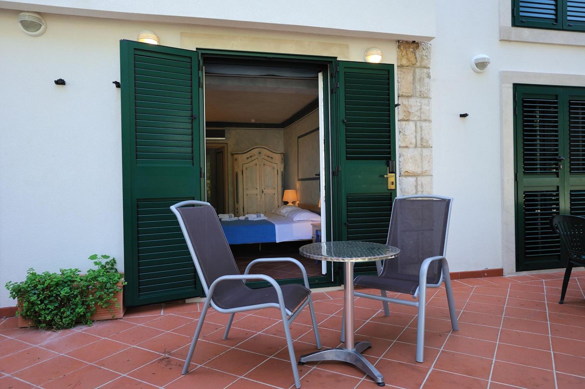 Hotel Solitudo Uble Bagian luar foto