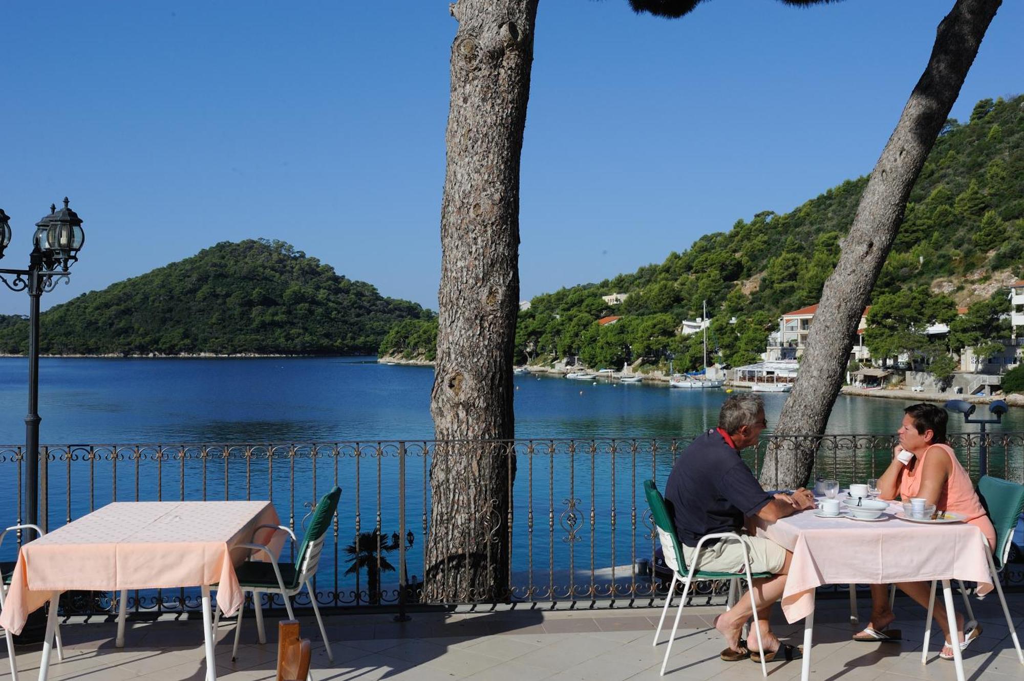 Hotel Solitudo Uble Bagian luar foto