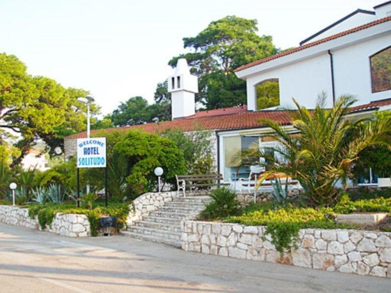 Hotel Solitudo Uble Bagian luar foto