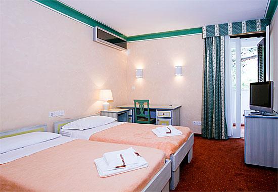 Hotel Solitudo Uble Bagian luar foto
